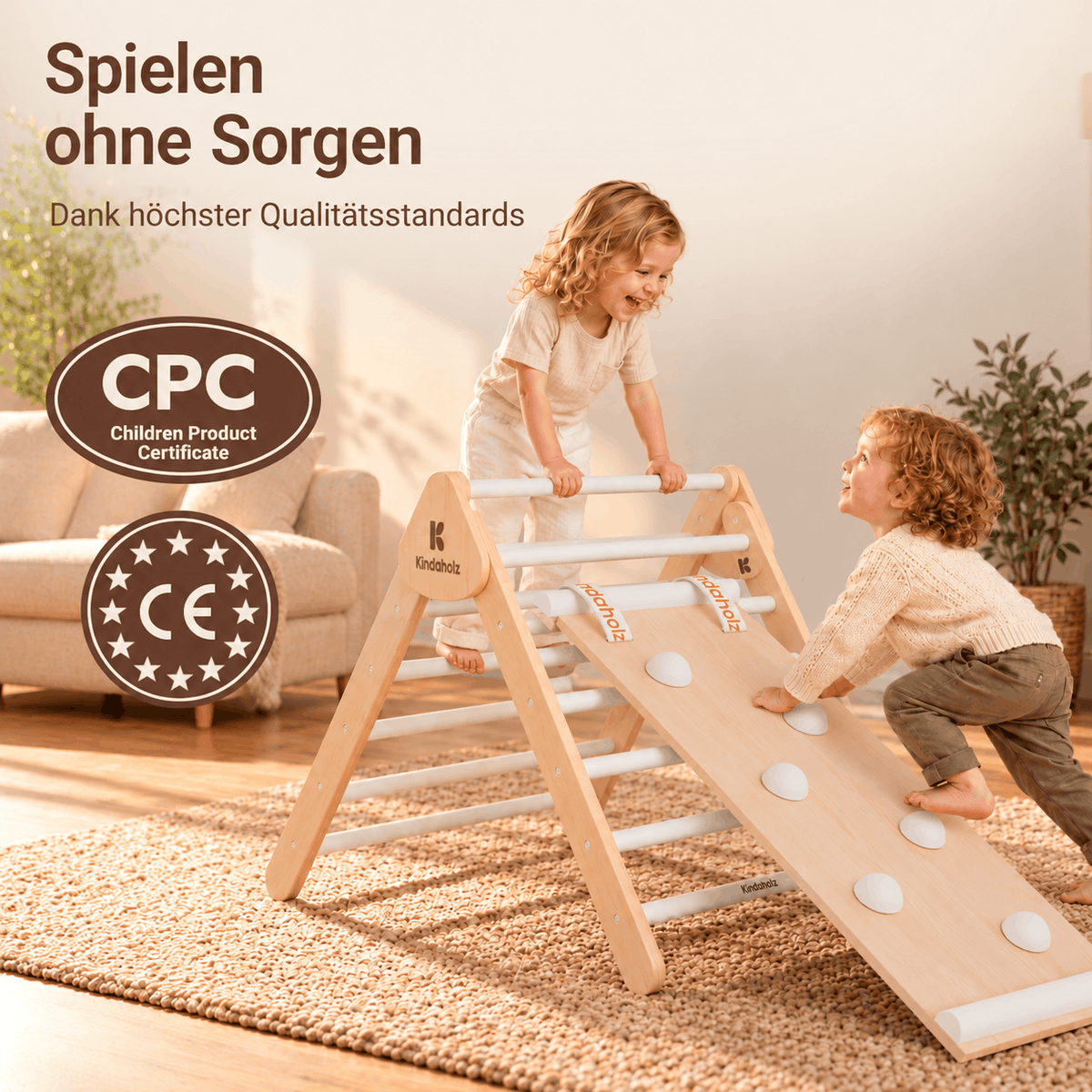 Zwei Kinder spielen am Kletterdreieck mit Rutsche mit Kugeln im Wohnzimmer – Holzspielzeug mit schadstofffreiem Lack