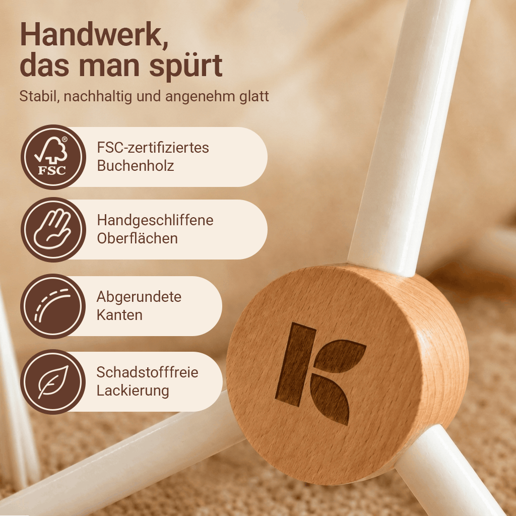 Detail am Kletterdom: Verbindungsstück aus FSC-Buchenholz mit Kindaholz-Logo, handgeschliffen, abgerundete Kanten