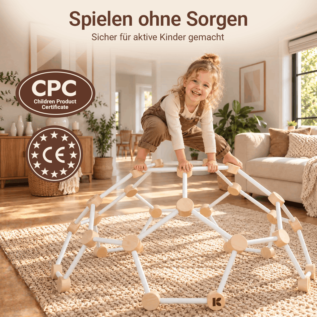 Kind klettert auf dem Kletterdom weiß im Wohnzimmer – stabiles Indoor-Klettergerüst aus Holz