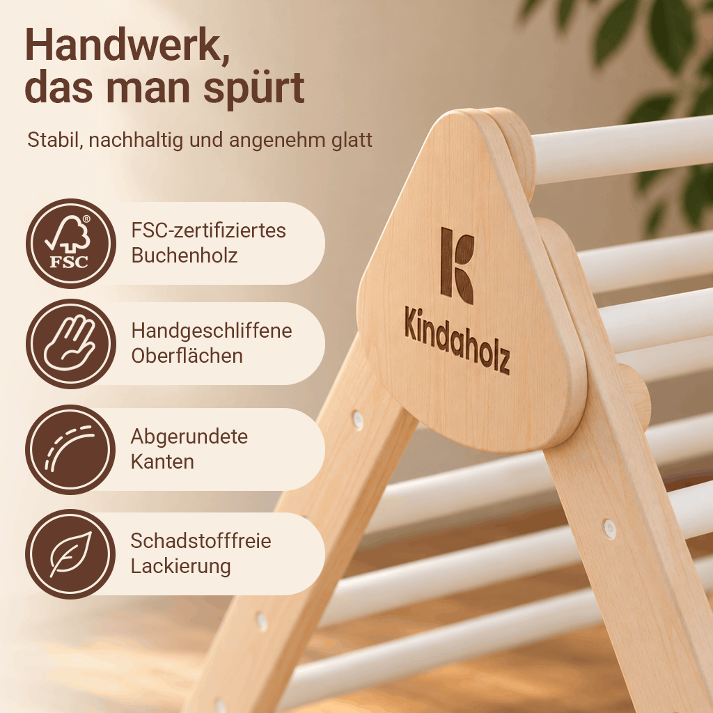 Nahaufnahme Kletterdreieck: Buchenholz-Seitenteil mit eingraviertem Kindaholz-Logo, handgeschliffene Oberfläche, abgerundete Kanten – Varianten: Kugeln, Sprossen