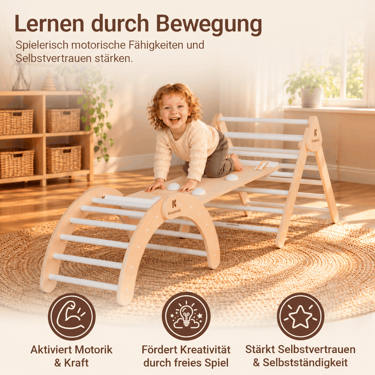 Kleinkind krabbelt über die Rutsche mit Halbkugeln zwischen Kletterbogen und Kletterdreieck – Motorik stärken – Varianten: Kugeln, Sprossen